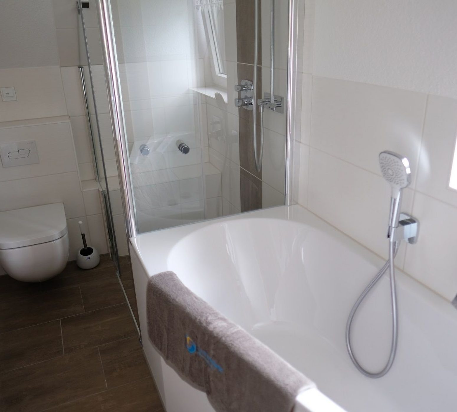 Badmodernisierung mit einer barrierearmen Duschanlage und Badewanne im Raum Hohenstein-Ernstthal 1