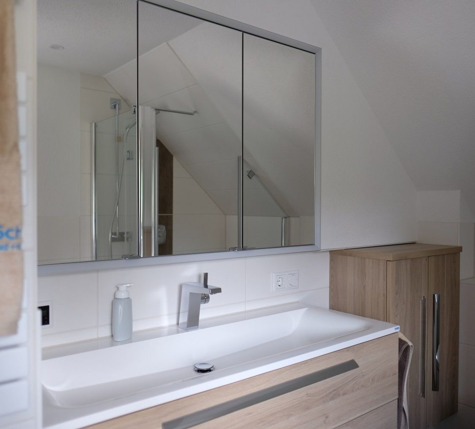 Badmodernisierung mit einer barrierearmen Duschanlage und Badewanne im Raum Hohenstein-Ernstthal 3