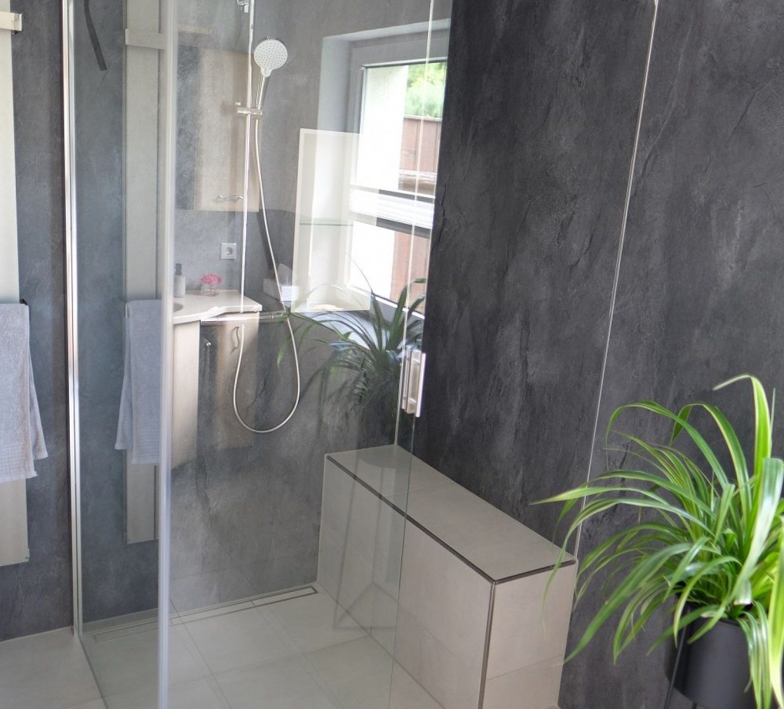 Badrenovierung mit einer barrierearmen Duschanlage in Lugau Erzgebirge 2